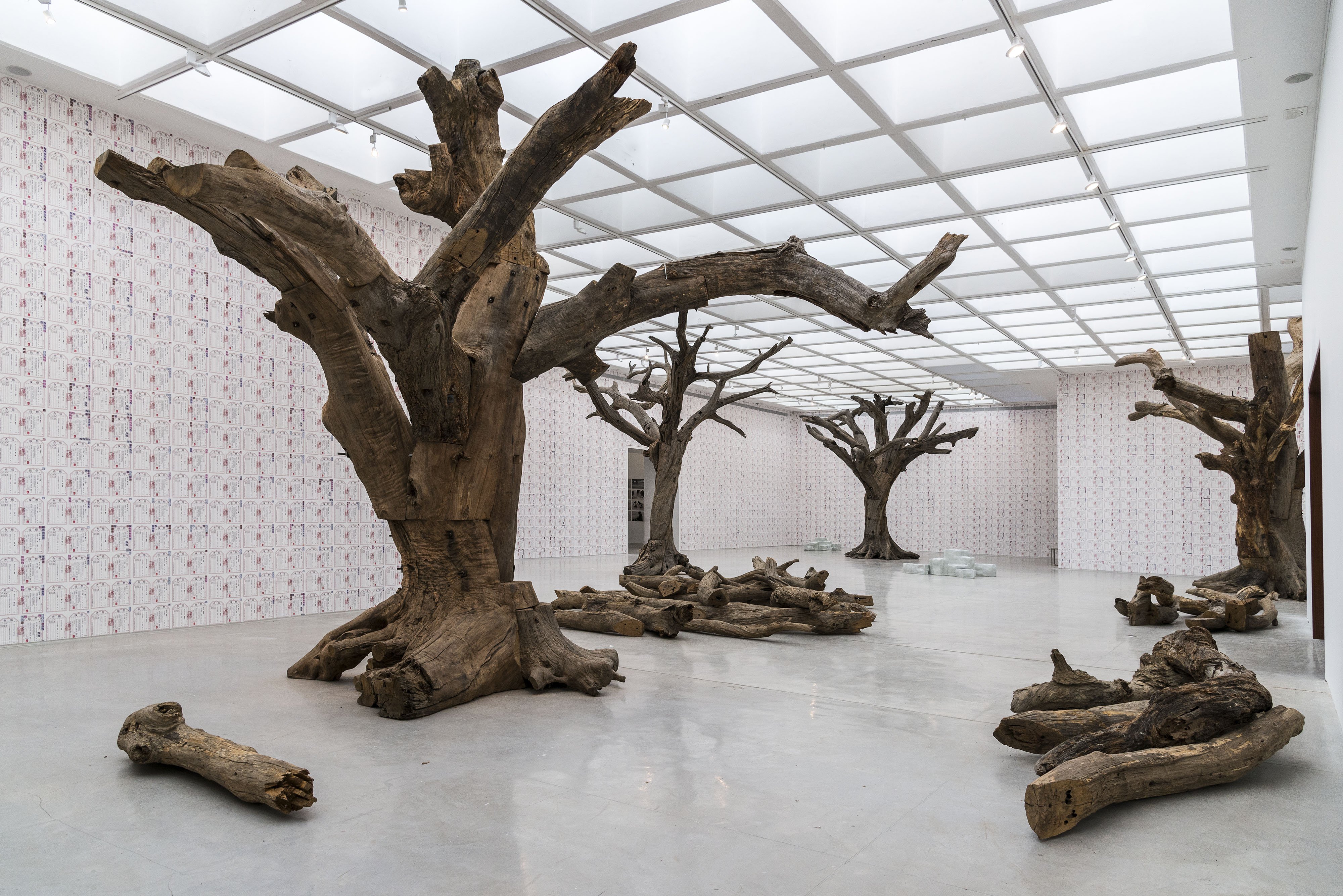 Деревя ая. Ай Вэйвэй творчество. Ай Вэйвэй Snake Ceiling. Sculpture ai Weiwei Tree. Ай Вэйвэя «железное дерево»,.