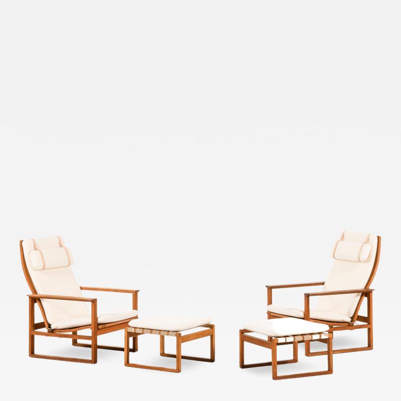  B rge Mogensen Borge Mogensen Pair of Easy Chairs with Stools in Oak and Brass by B rge Mogensen 1950s
