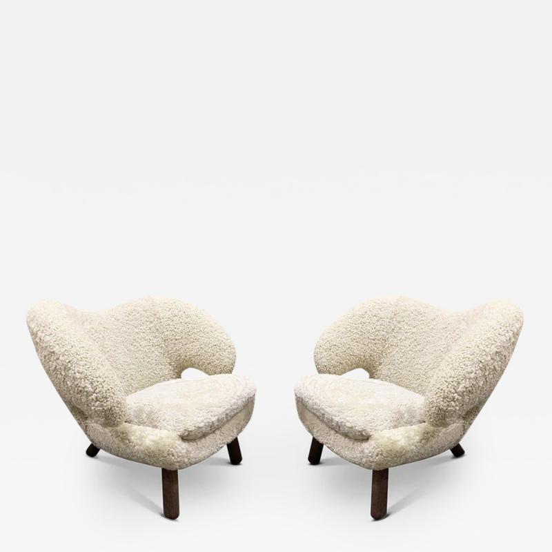  HOUSE OF FINN JUHL PAIR OF FINN JUHL PELICAN CHAIR IN MOONLIGHT SHEEPSKIN