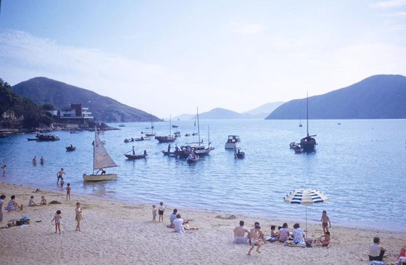  Toni Frissell A Hong Kong Beach