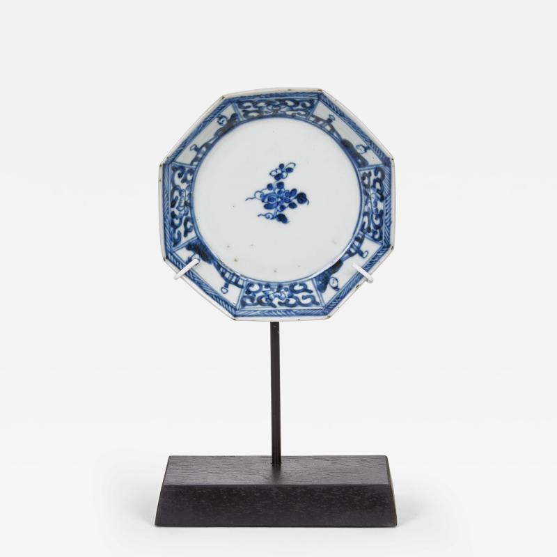 18TH CENTURY CHIEN LUNG OCTAGONAL BLUE AND WHITE PLATE MOUNTED ON STAND