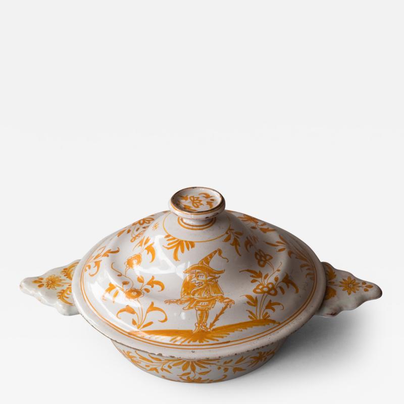 18TH CENTURY FA ENCE SOUP BOWL AND LID DECORATED IN YELLOW OCHRE