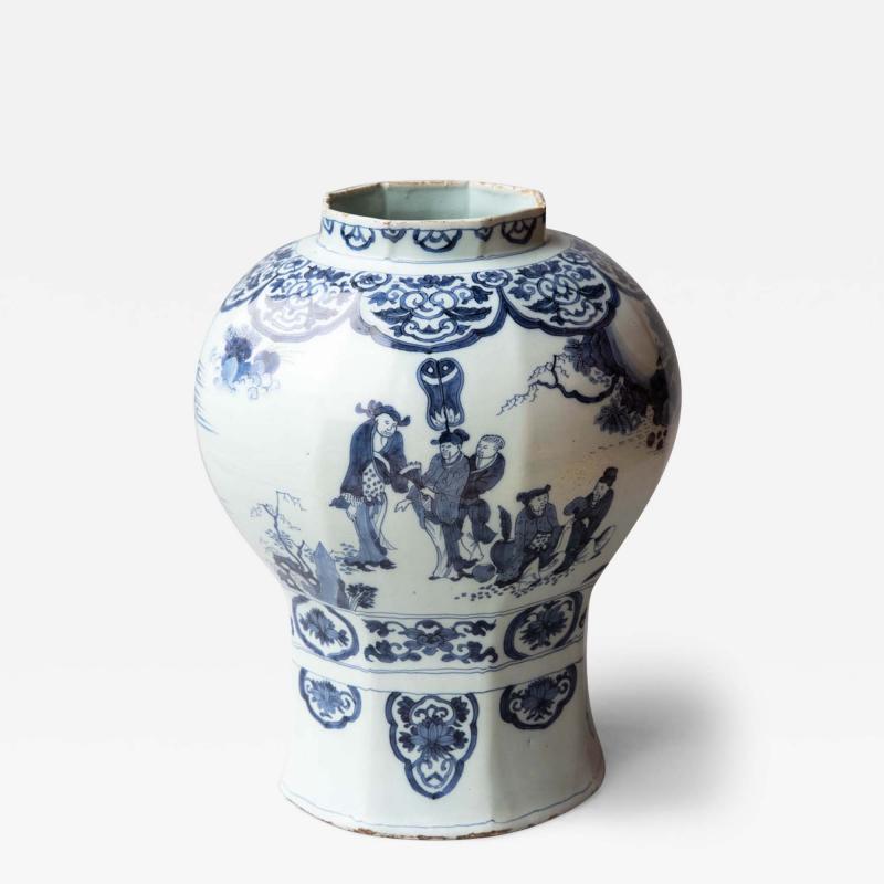 18th CENTURY DELFT OCTAGONAL BALUSTER VASE IN THE CHINOISERIE TASTE