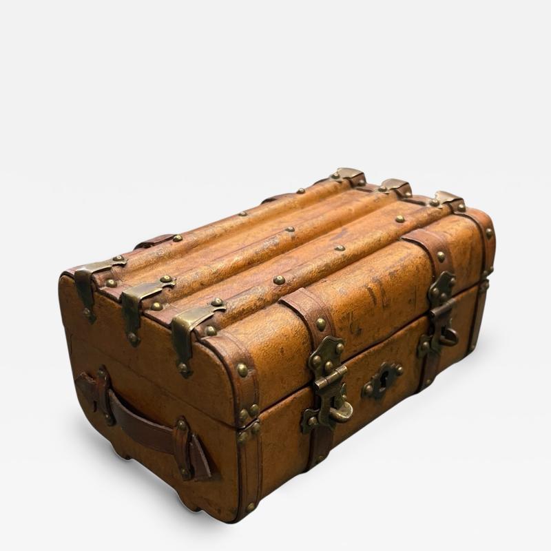 1900s Decorative wood trunk box