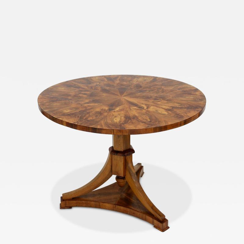19th Century Biedermeier Walnut Center Dining Table Polished AT ca 1830