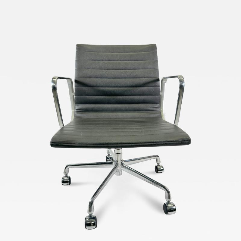 2009 Herman Miller Eames Aluminum Group Management Desk Chair in Gray Leather