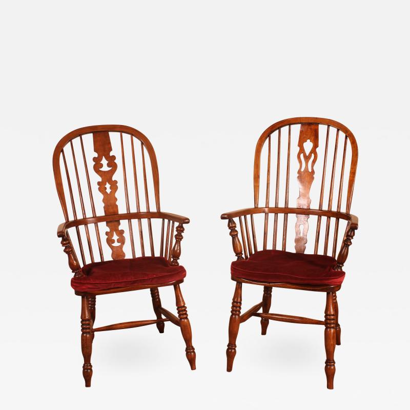 A Near Pair Of English Windsor Armchairs From The 19th Century