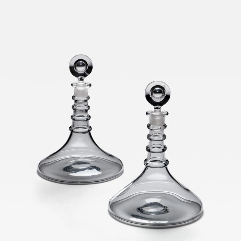 A RARE PAIR OF PLAIN GEORGIAN SHIPS DECANTERS