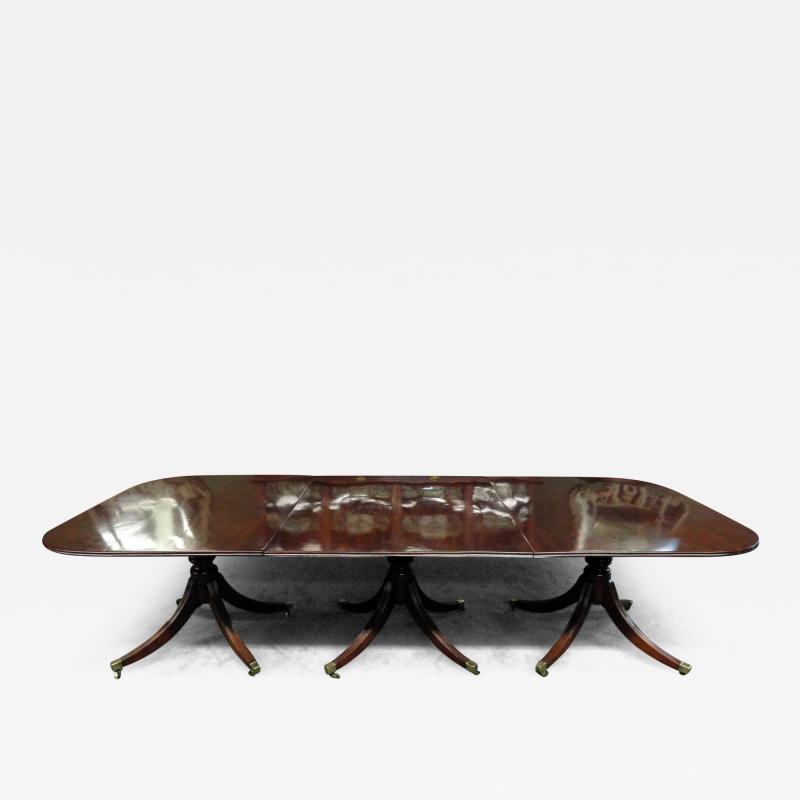 A REGENCY MAHOGANY THREE PEDESTAL DINING TABLE