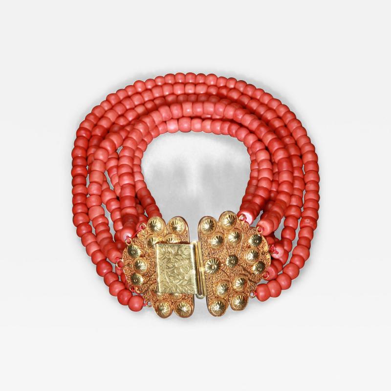 A magnificent and exceptional very large coral necklace with golden clasp