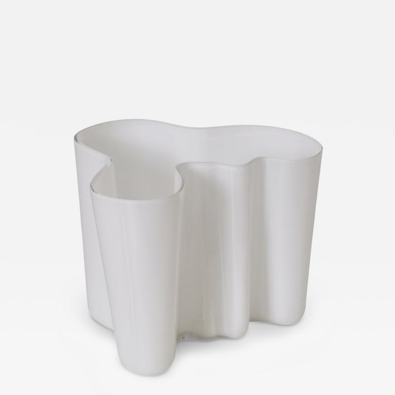 Alvar Aalto Iconic Alvar Aalto Savoy Vase Model 3030 in Opaline White Iittala 1960s