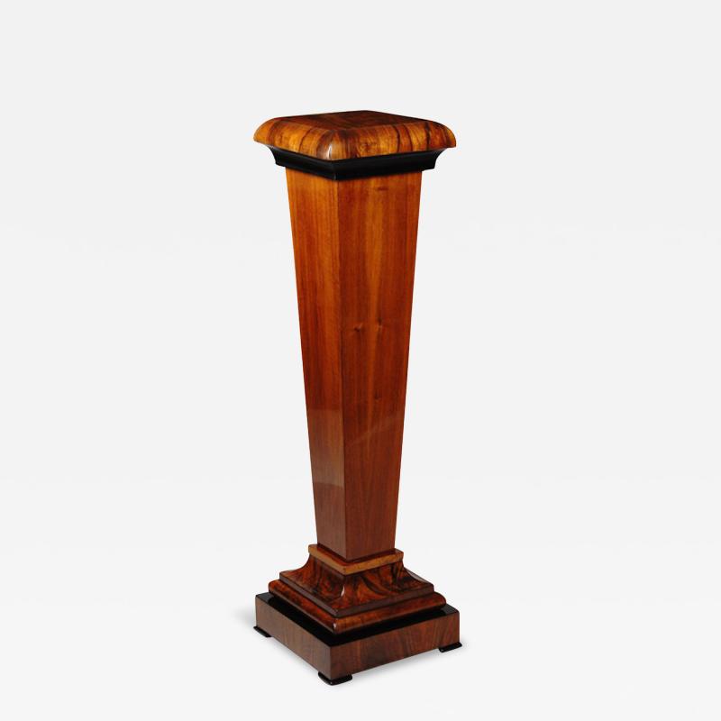 An Art Deco style pedestal