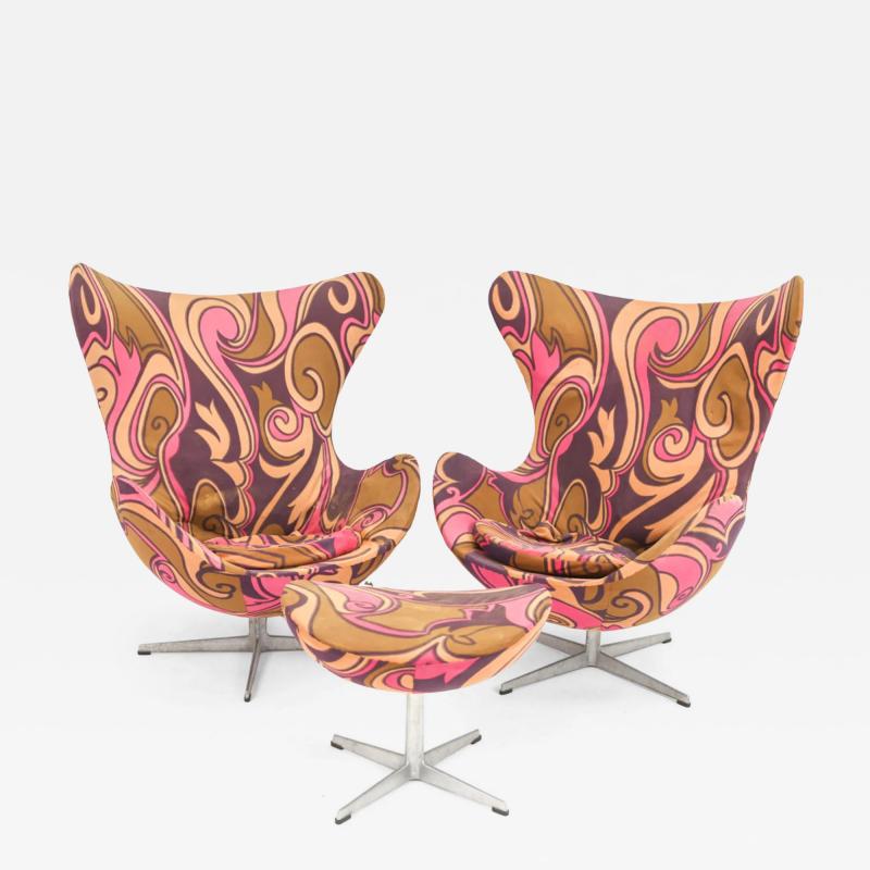 Arne Jacobsen A rare pair of Arne Jacobsen Egg chairs with ottoman for Fritz Hansen C 1973 