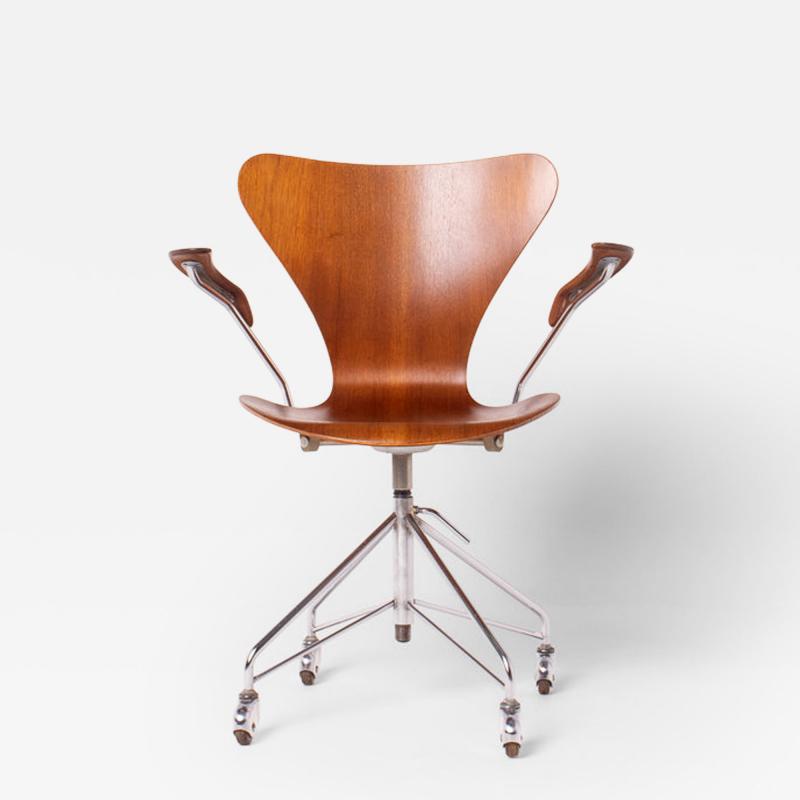 Arne Jacobsen Arne Jacobsen Series 7 Model Desk Chair