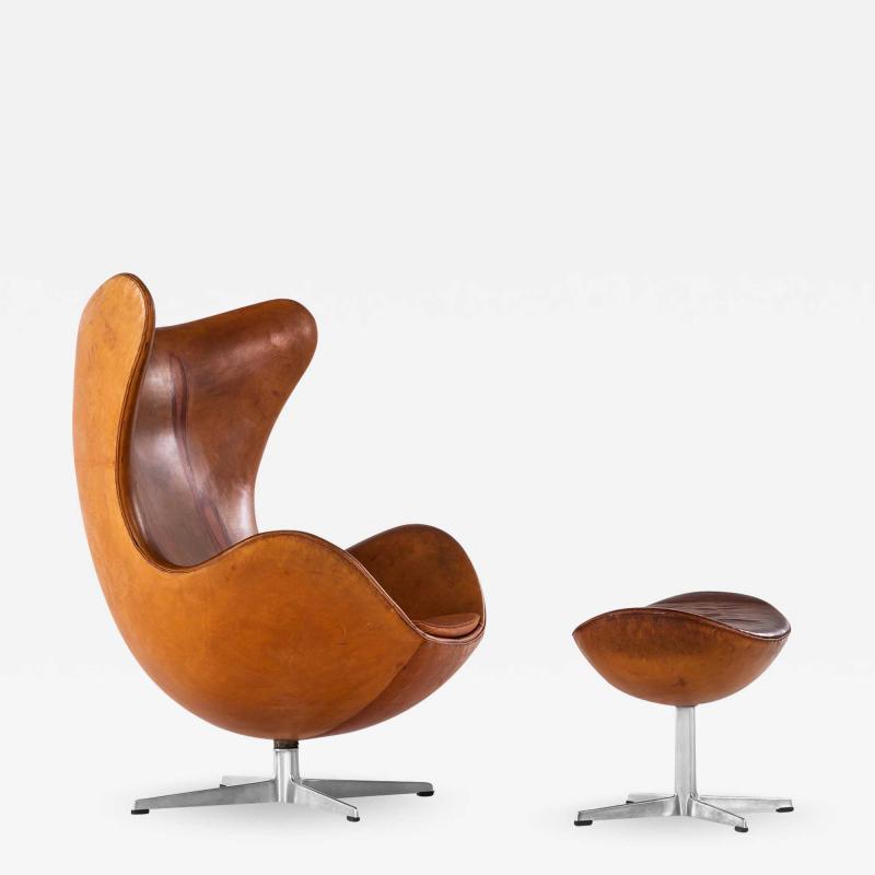 Arne Jacobsen Easy Chair Model 3316 Egg with Stool Model 3127