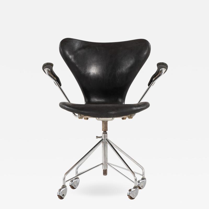 Arne Jacobsen Office Chair Model 3117 Produced by Fritz Hansen