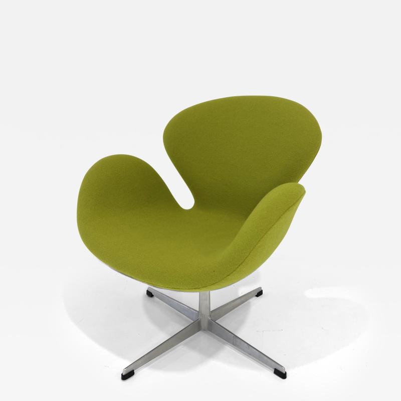 Arne Jacobsen Swan Chair by Arne Jacobsen for Fritz Hansen