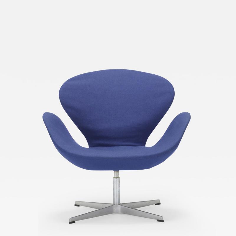 Arne Jacobsen Swan chair by Arne Jacobsen