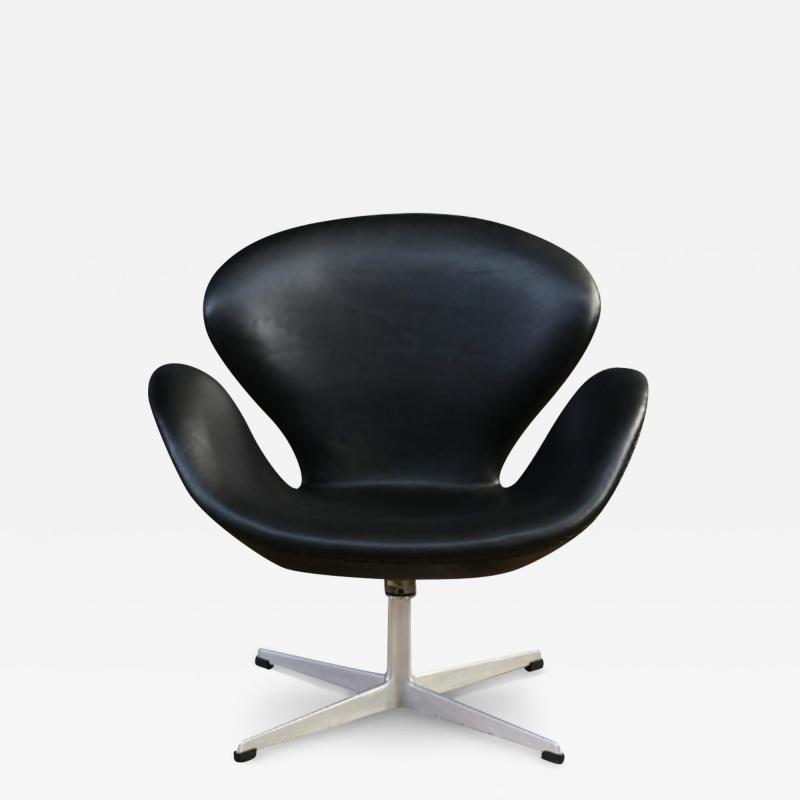 Arne Jacobsen Vintage Arne Jacobsen Black Leather Swan Chair for Fritz Hansen