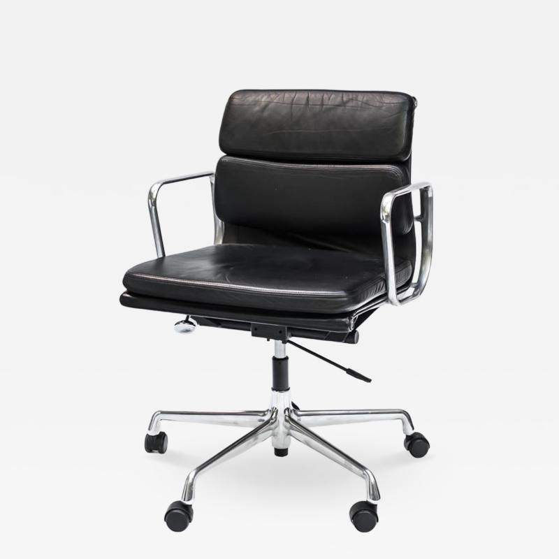 Charles Eames Charles Eames design soft pad for Vitra black leather chair