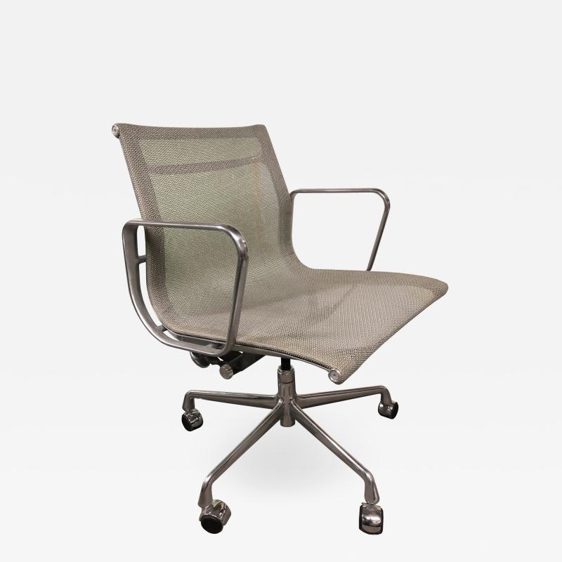 Charles Eames Eames for Herman Miller Aluminium Group Chair in Gray Mesh