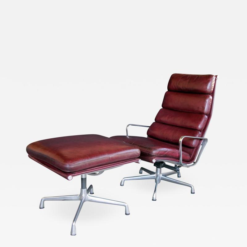 Charles Eames Eames for Herman Miller Executive Soft Pad Tilt swivel Lounge Chair and Ottoman