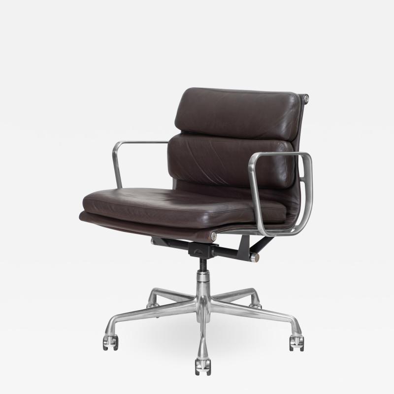 Charles Ray Eames Eames Soft Pad Low Back Management Chair in Leather for Herman Miller