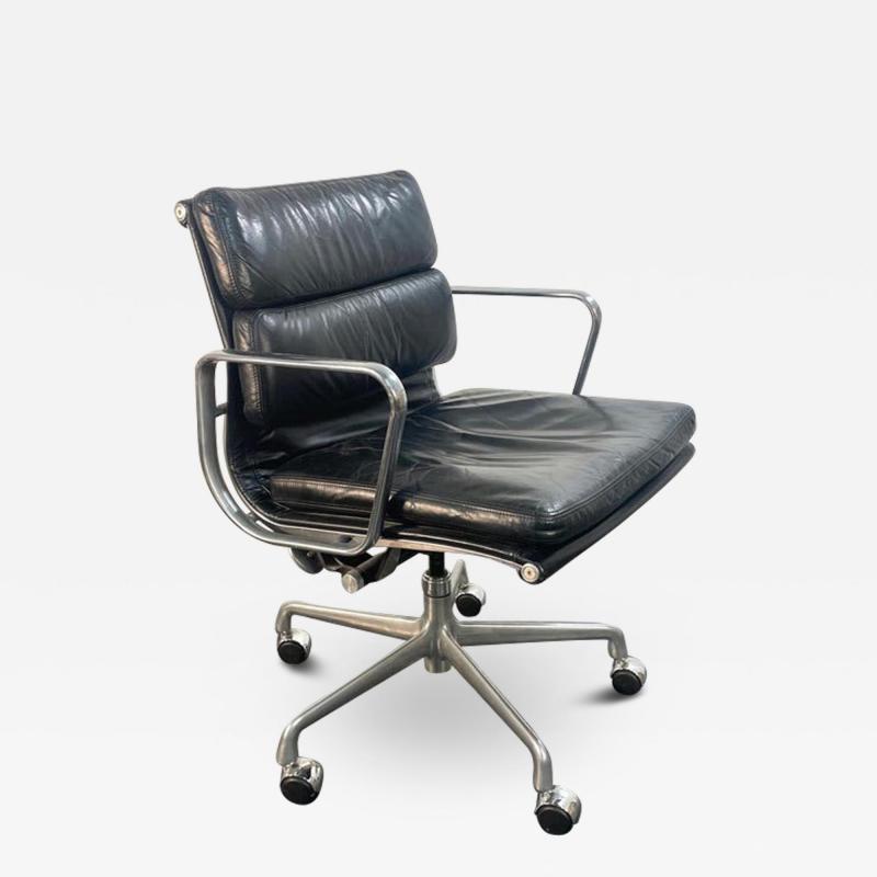 Charles Ray Eames Eames Soft Pad Management Office Chair in Black Leather