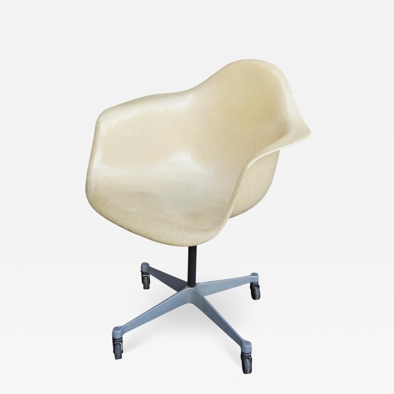 Charles Ray Eames Fiberglass Swivel Chair by Charles Ray Eames for Herman Miller