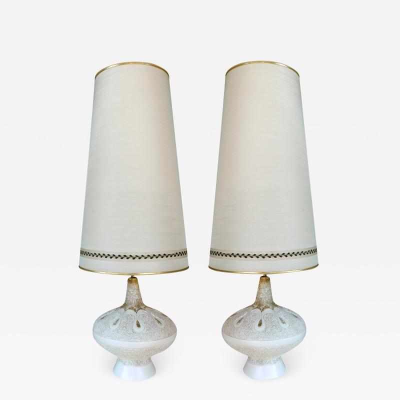 Chic Pair of American 1960s Ivory and Brown Lava Glaze Chalkware Lamps