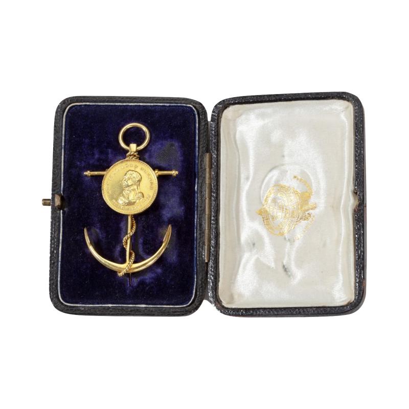Commemorative Brooch by Edmund Johnson in 18ct Gold With Its Original Case