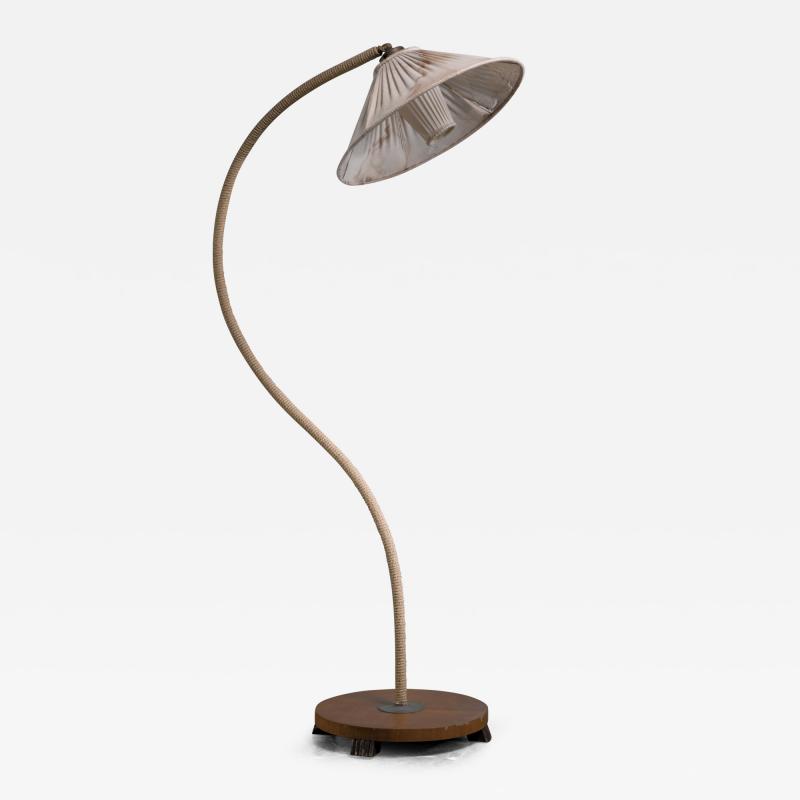 Curved floor lamp