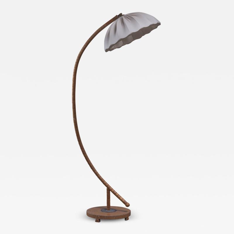 Curved wooden floor lamp