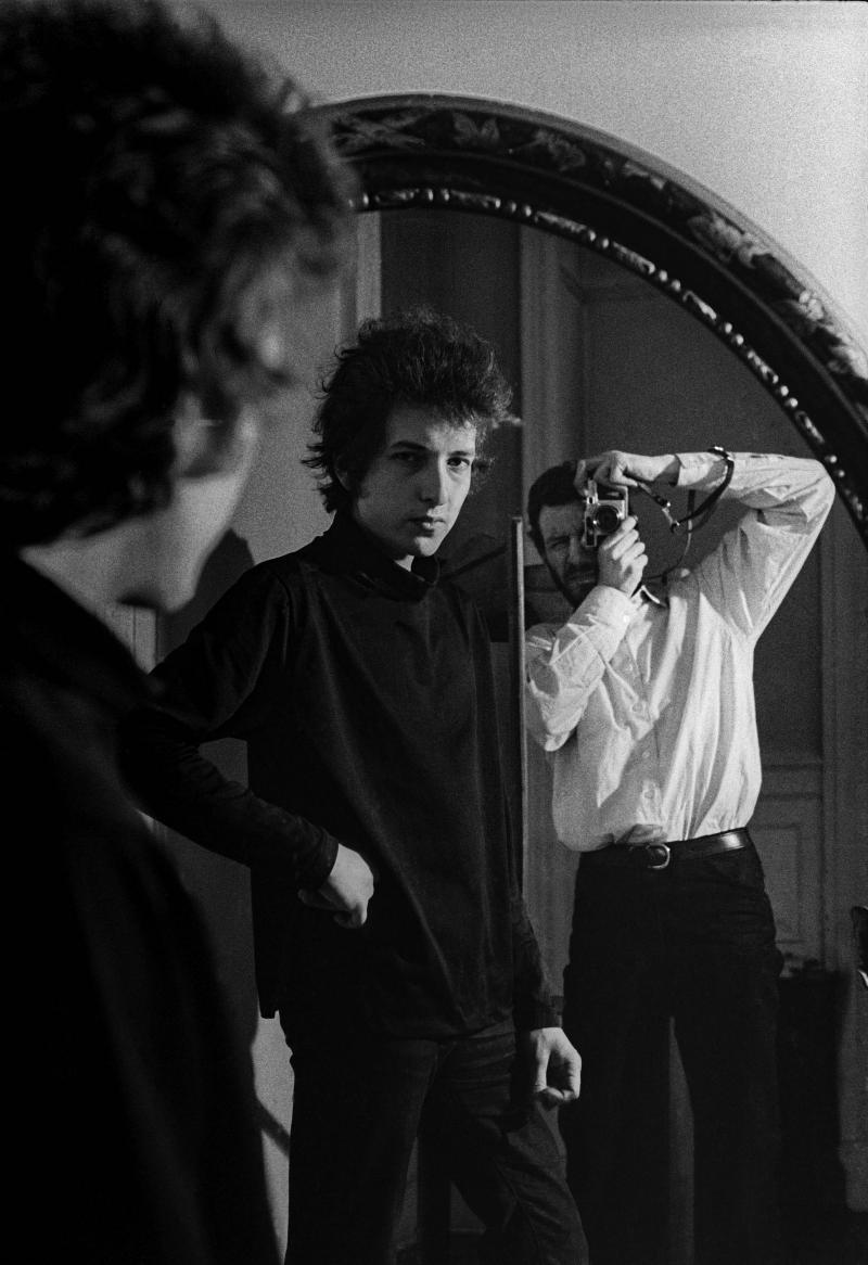 Daniel Kramer Bob Dylan Daniel Kramer at Albert Grossmans Apartment In Mirror NYC
