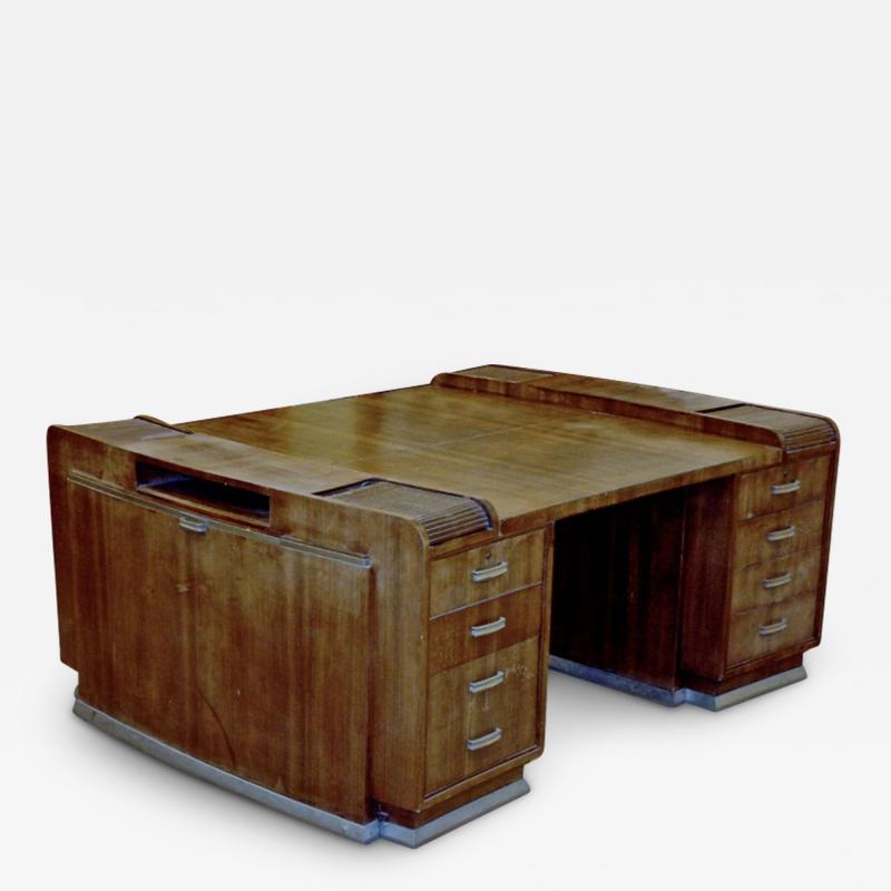 Dominique partners desk