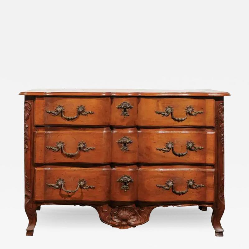 French 1720s Regence Walnut Commode in the Manner of the Thomas and Pierre Hache