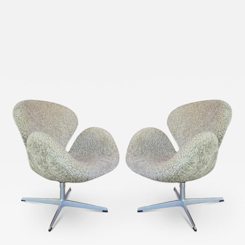 Fritz Hansen PAIR OF SWAN CHAIRS IN MOONLIGHT SHEARLING