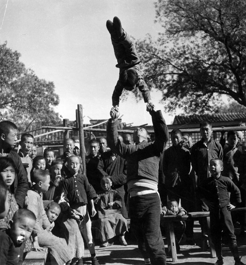 Fritz Henle Acrobats China