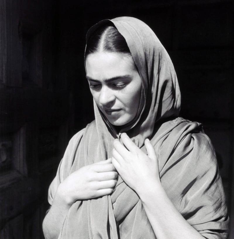 Fritz Henle Frida holding her Shawl