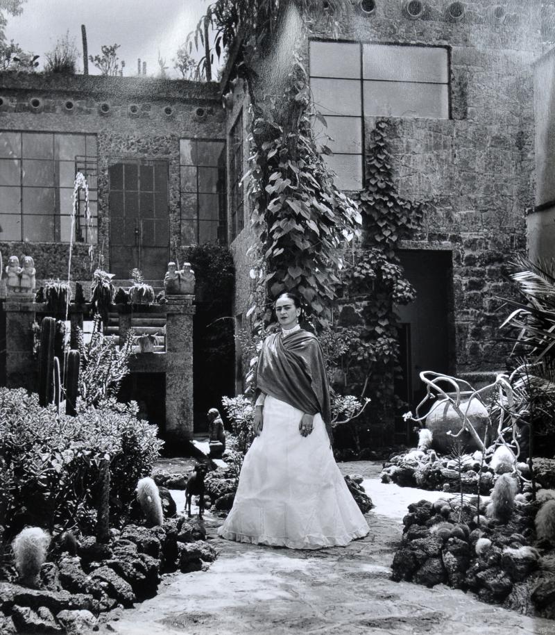 Gis le Freund Frida in Garden Casa Azul PP 224 1948