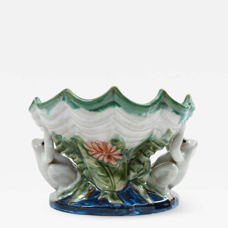 Glazed Porcelain Shell Form Design Decorative Piece with Frogs 