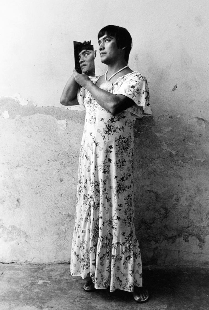 Graciela Iturbide Magnolia con espejo Magnolia with mirror Juchita n