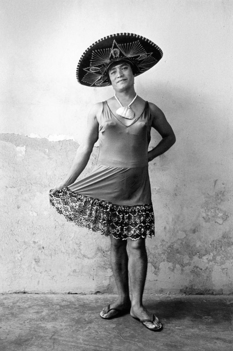 Graciela Iturbide Magnolia con sombrero Magnolia with Hat Juchita n