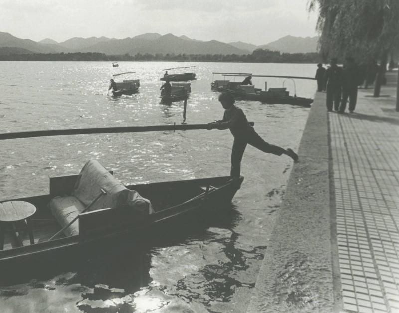 H ctor Garc a Untitled Man getting on boat 