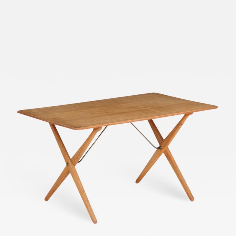 Hans Wegner AT 308 coffee table with teak top and oak cross leg frame by Hans Wegner