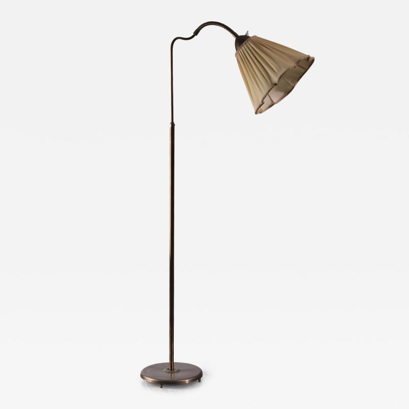 Height adjustable floor lamp