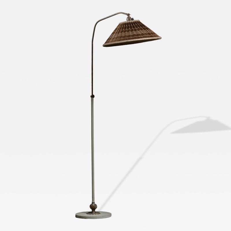 Height adjustable floor lamp