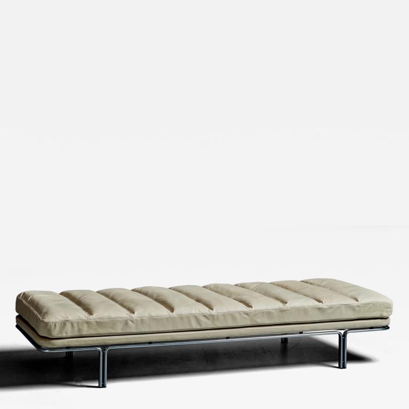 Horst Bruning Newly upholstered Daybed Model 6915 by Horst Br ning for Kill International