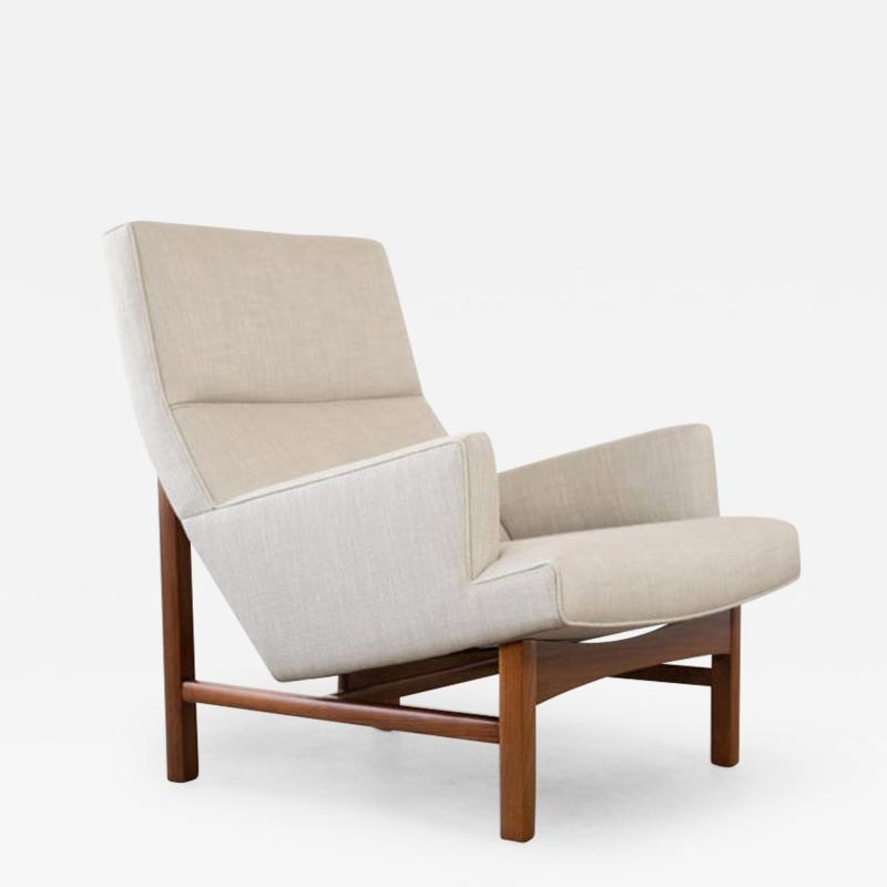 Jens Risom Jens Risom Floating Lounge Chair in Walnut Cradle Frame with Linen Upholstery