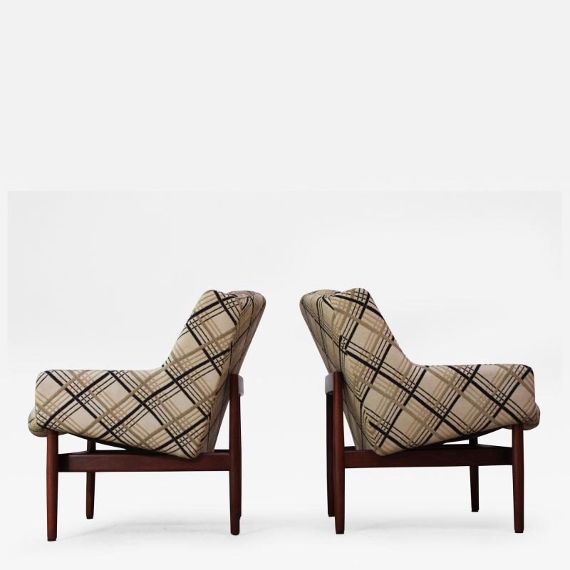 Jens Risom Pair of Jens Risom Walnut Lounge Chairs